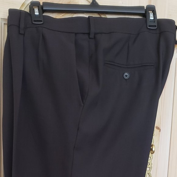 Haggar Classic Fit Premium Comfort Cuffed Dress Pant Pleated Front W38 L29 - Picture 3 of 7